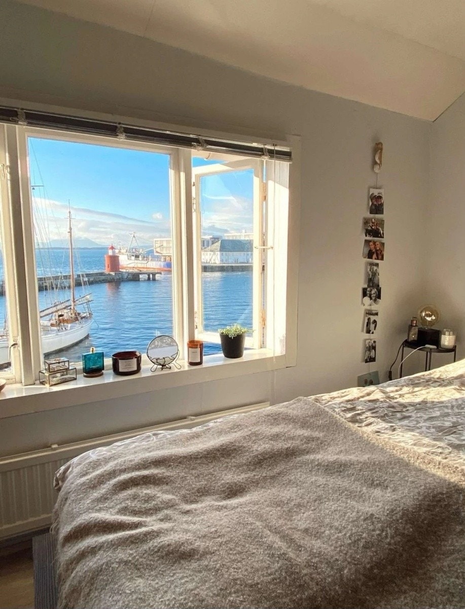 Ledig soverom i 2. etasje 9 kvm. Det følger med seng og klesskap. Galleribilde