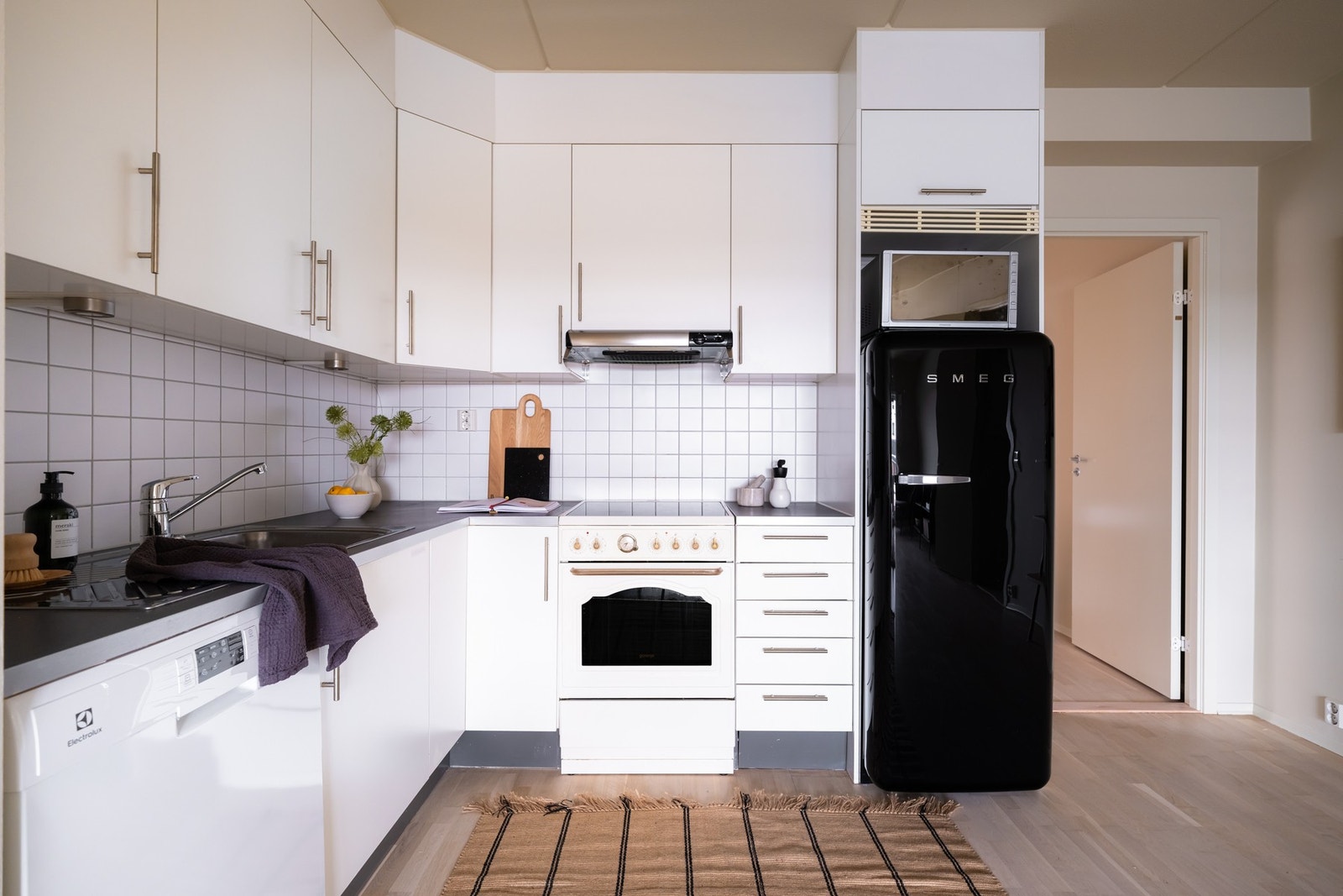 Det er lagt flisfelt over benk, i tillegg til at det er montert belysning og stikkontakter under overskapene. Galleribilde