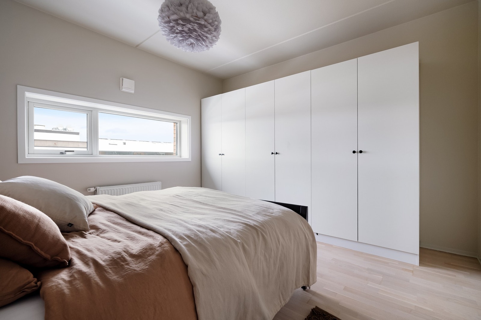 Videre har du plass til garderobeskap langs veggen. Disse medfølger selvsagt ved salg. Galleribilde