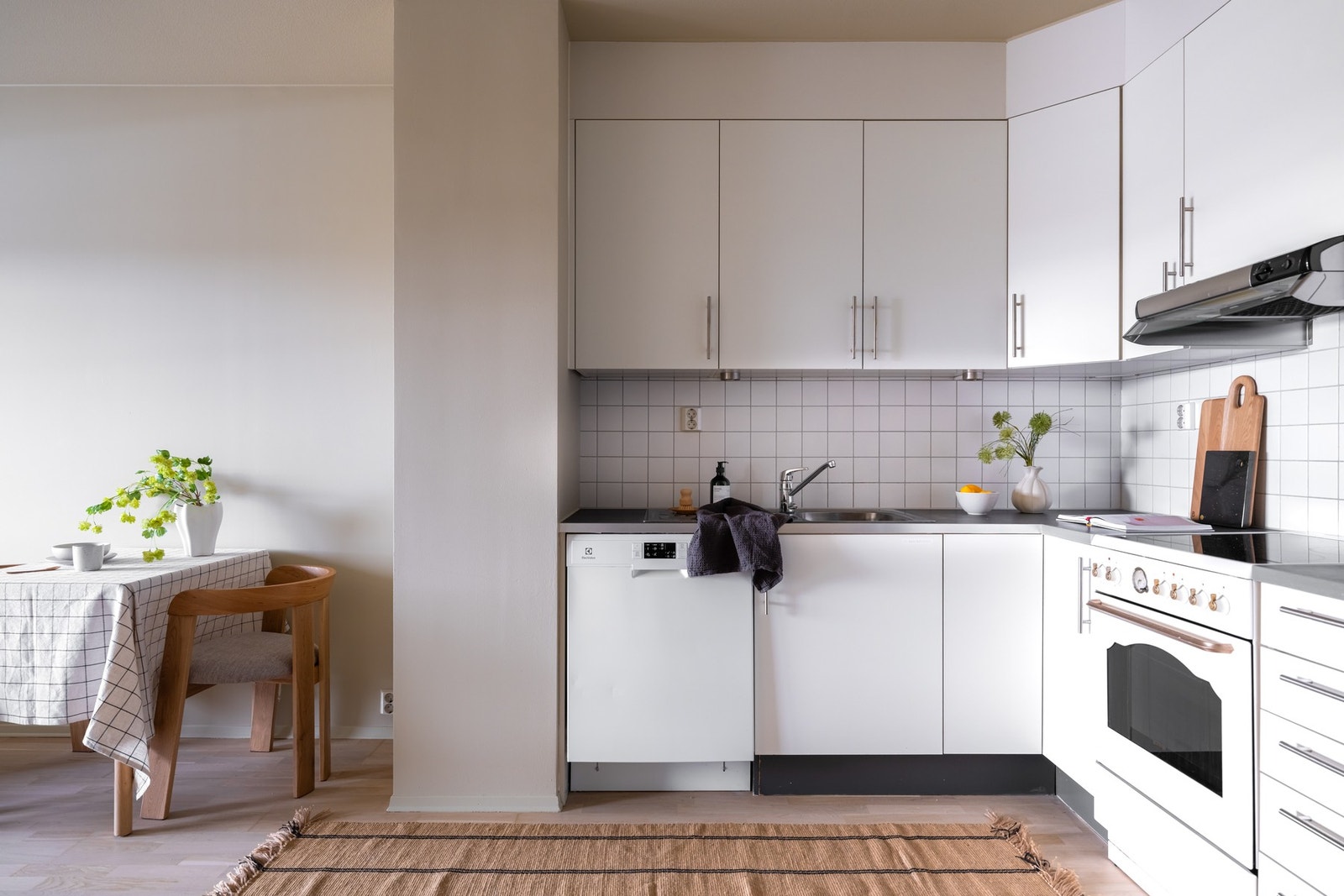 Kjøkkenet er godt utnyttet med mye skap, skuffer og benkeplass. Galleribilde