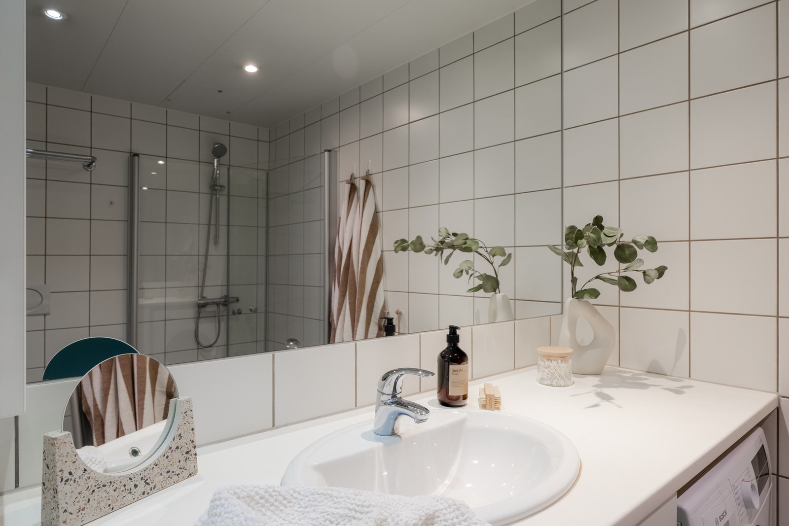 Under benken er det opplegg for vaskemaskin og plass til tørketrommel. Galleribilde