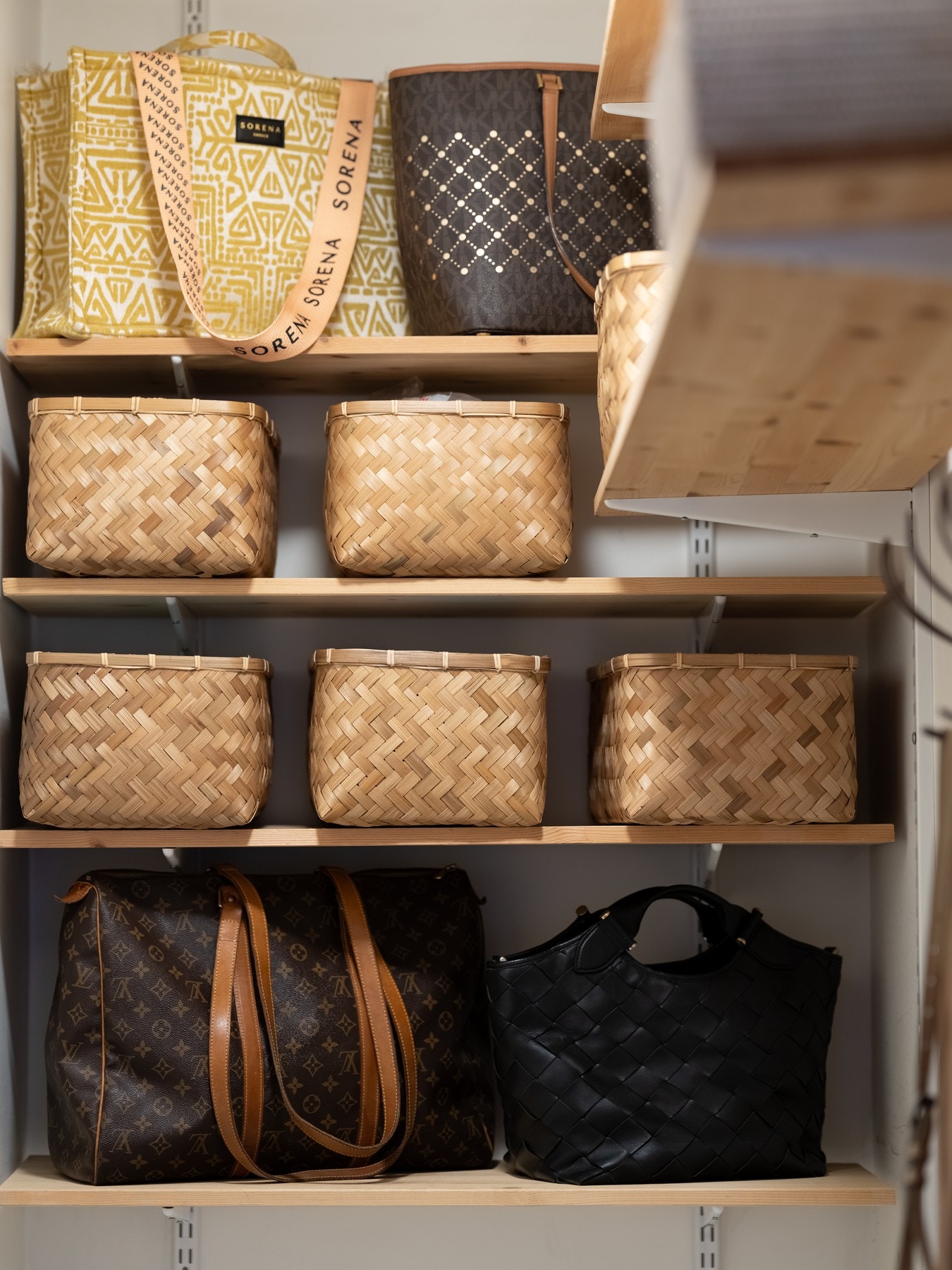 I tilknytning til entréen er det en praktisk innvendig bod på ca. 2 kvm som kan benyttes for oppbevaring av klær og annet. Galleribilde