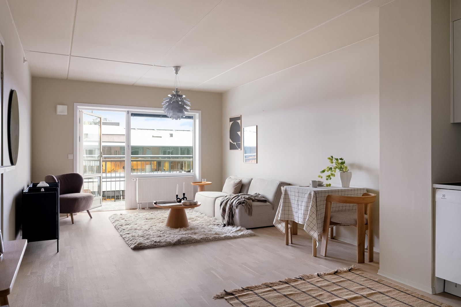 Store vindusflater bidrar til godt med lysinnslipp i leiligheten. Galleribilde