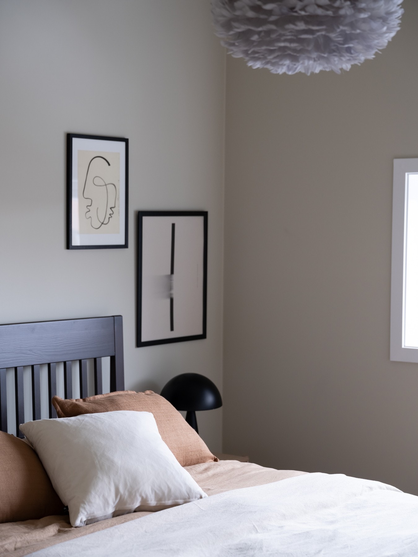 På hovedsoverommet har du plass til en stor dobbeltseng ved tilhørende nattbord. Galleribilde