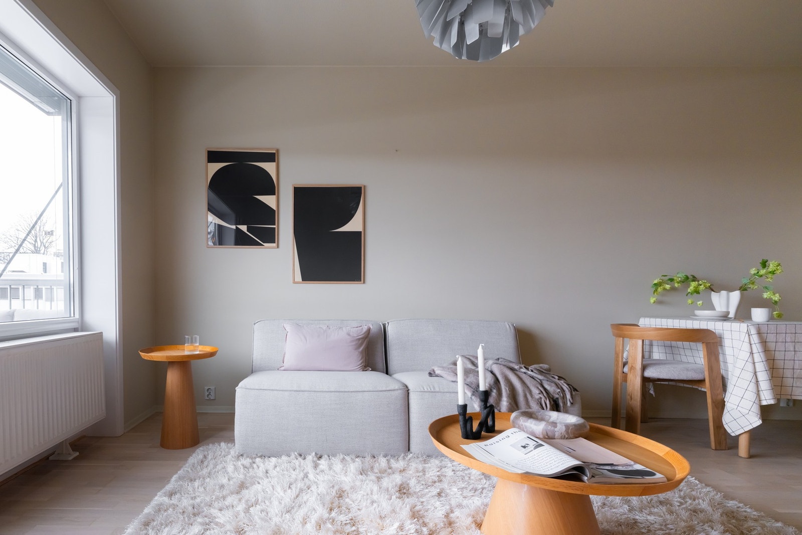 I stuen har du naturlig sone for møblering hvor du har plass til sofa og tilhørende møblement. Galleribilde