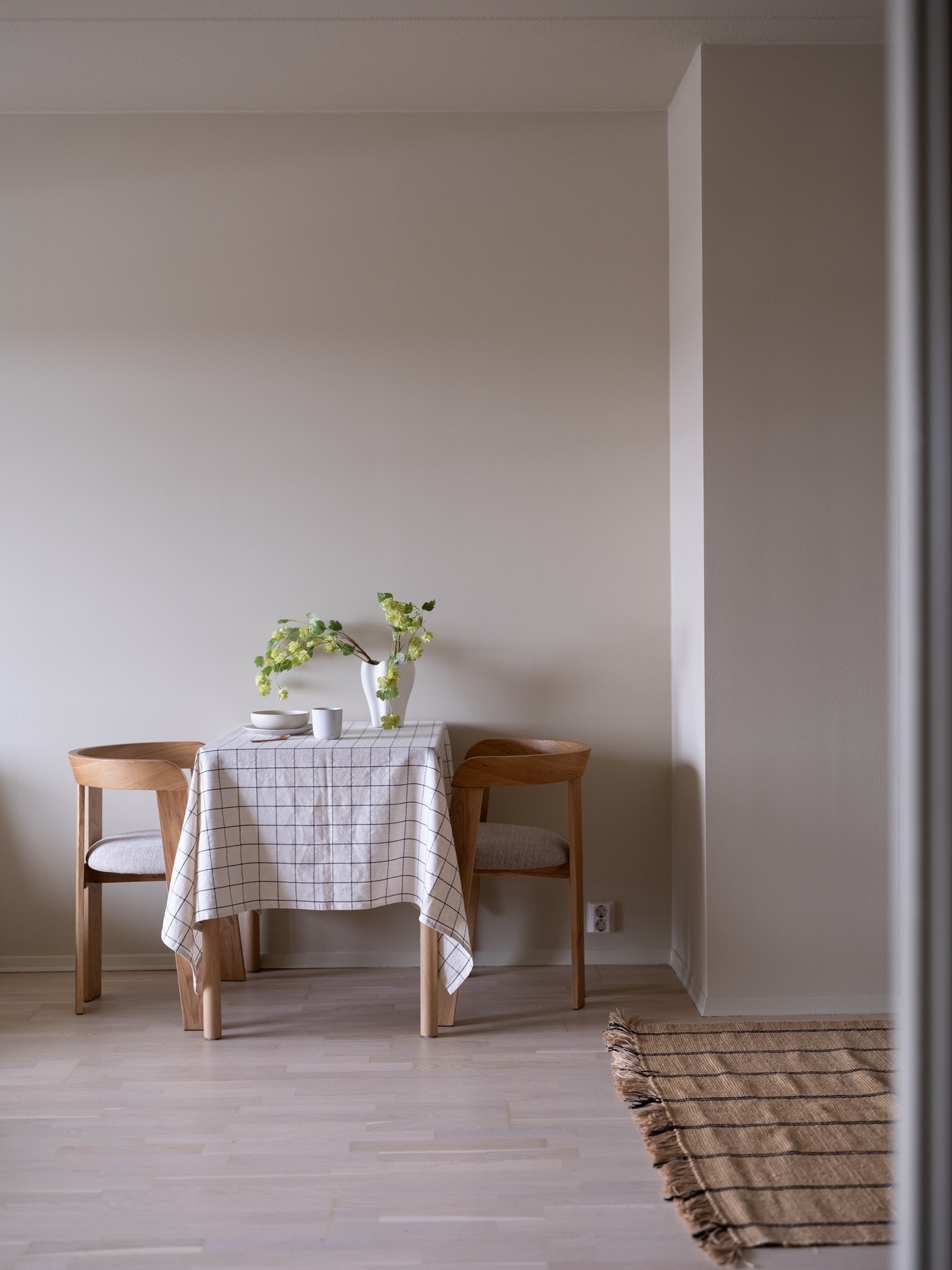 Mellom stue og kjøkken har du plass til et spisebord hvor du kan samle venner og familie til hyggelige måltider. Galleribilde