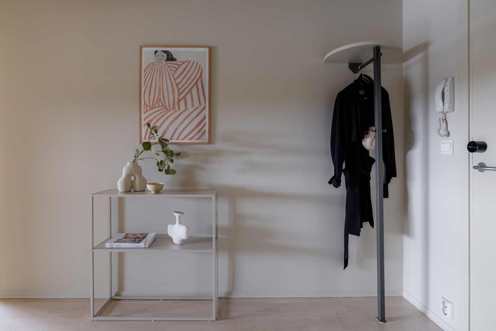 Entréen byr på plass til knaggrekker, speil og oppbevaringsmøblement. Galleribilde