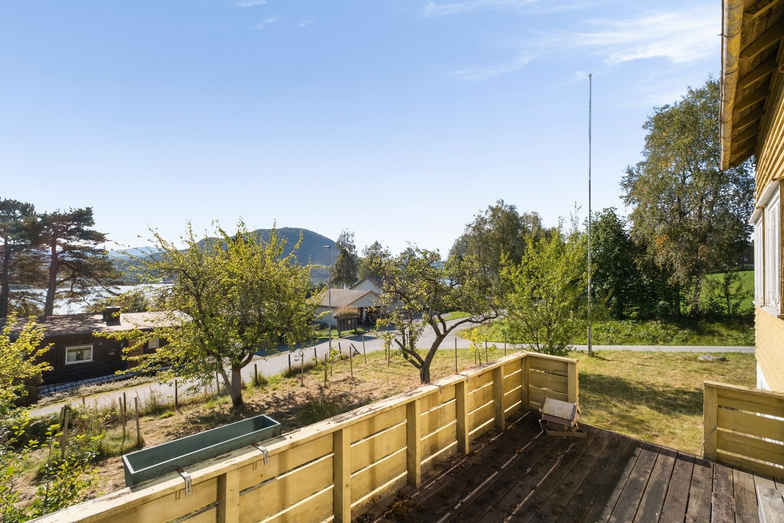 Verandaen er sørvendt og gir utsikt mot grøntområder, fjord og fjell. Galleribilde