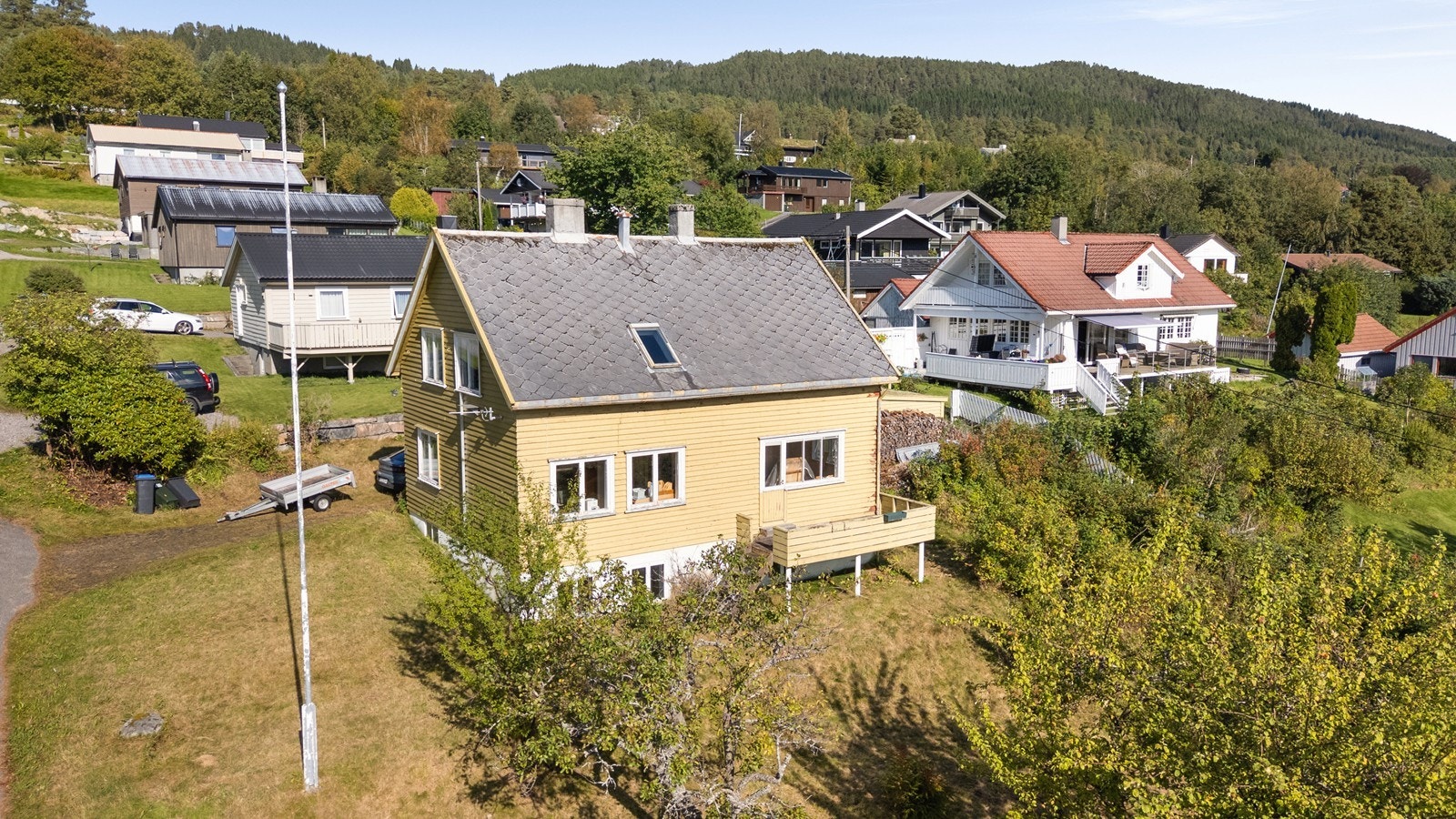 Taktekking med eternittplater krever sanering i henhold til forskrifter. Galleribilde