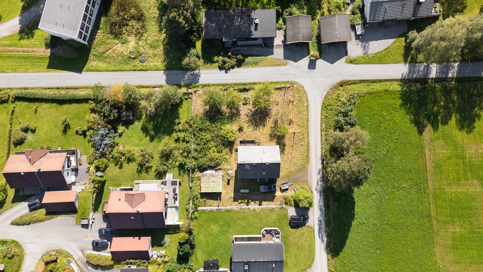 Tomten er romslig med potensial for hage og parkering, og ligger i et område med enkel adkomst til offentlig vei. Galleribilde