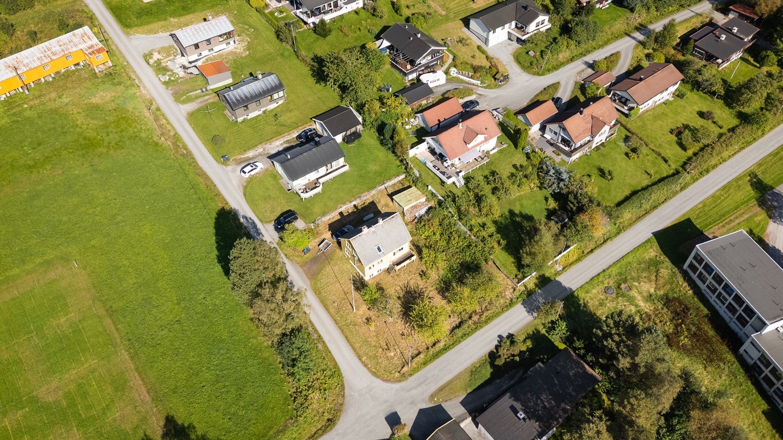 Oversiktsbildet viser eiendommens plassering med god tilgang til omkringliggende natur og grøntarealer. Galleribilde