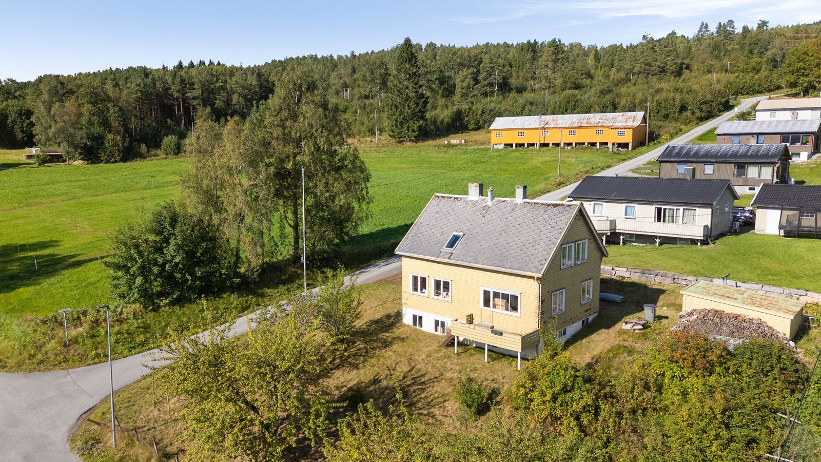 Eiendommen har en romslig tomt med sørvendt orientering, som gir gode solforhold og gode mulighet for hagearbeid. Galleribilde