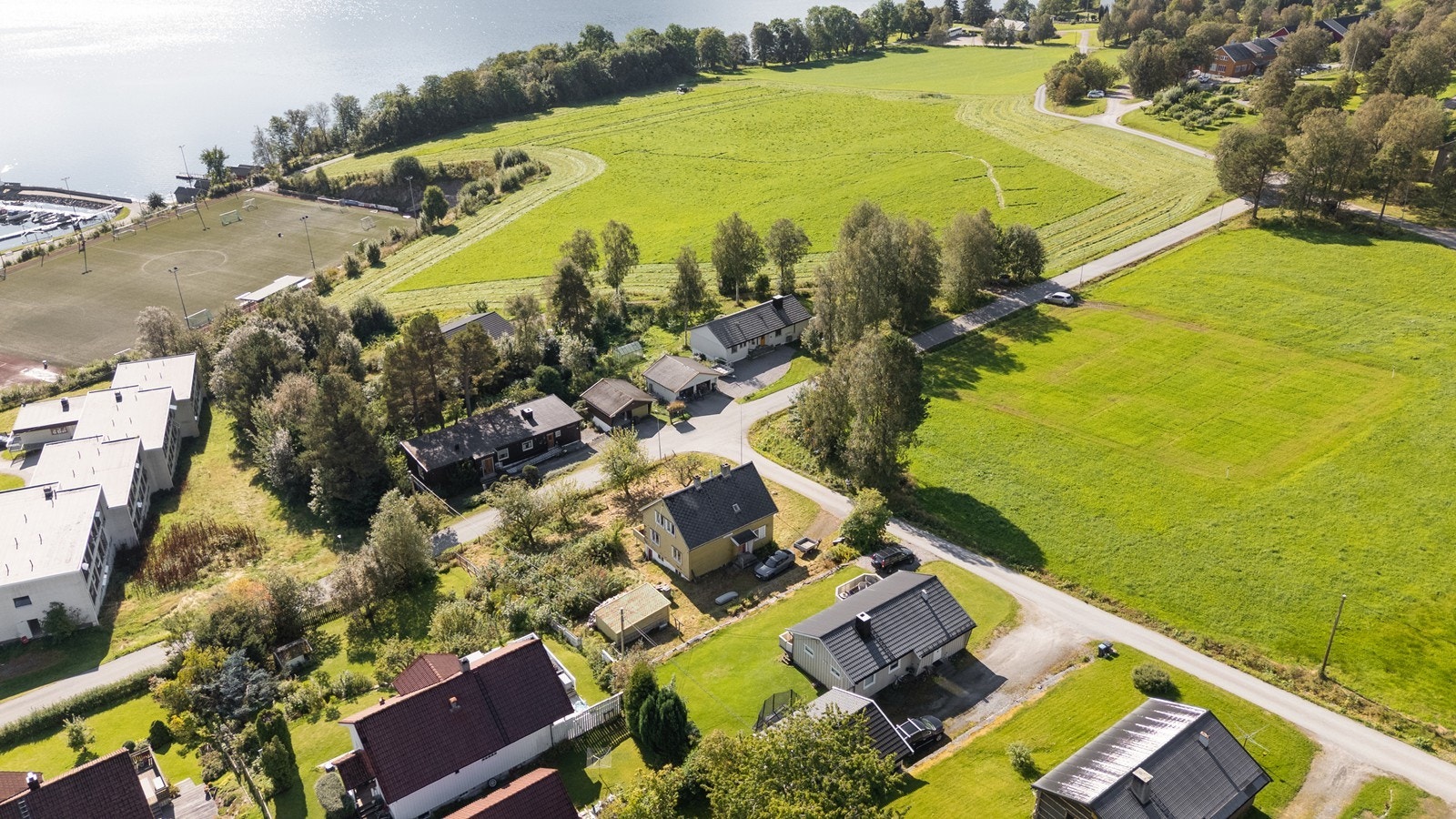 Dronebilde over området, som viser eiendommens fine beliggenhet. Galleribilde