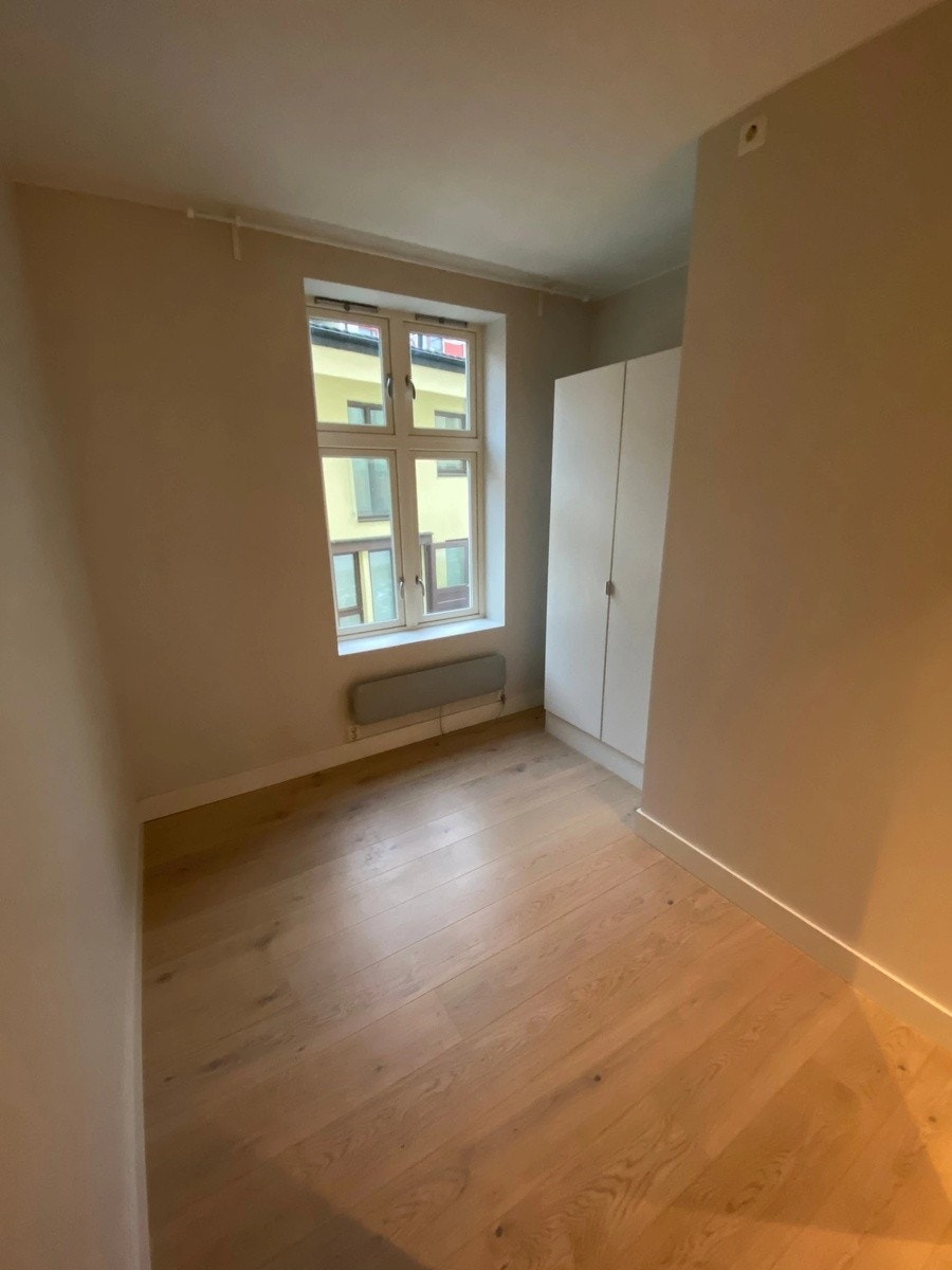 Soverom 1 mot rolig bakgård Galleribilde