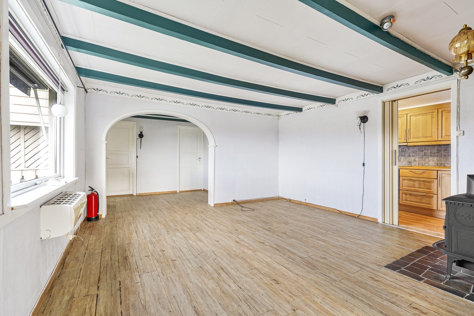 Stue med varmepumpe og vedovn Galleribilde