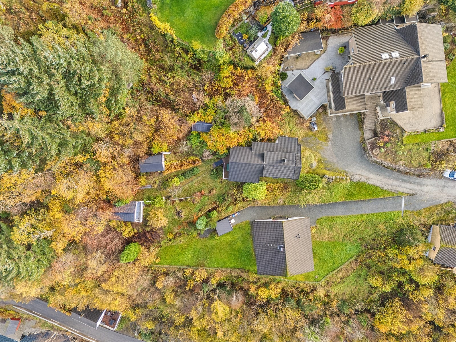 Boligen sett oven ifra, tomt på 3293 m² Galleribilde