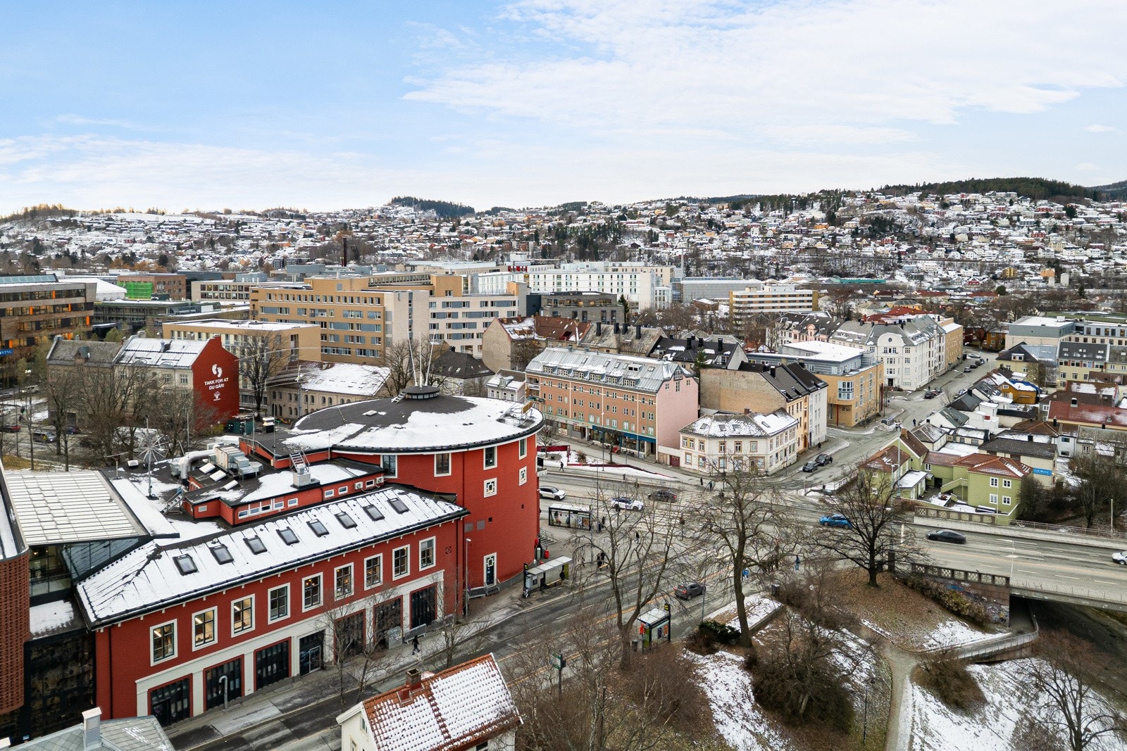 Like over veien ligger Studentersamfundet med kafé- og utelivstilbud. Studentersamfundet er arena for flere konserter og festivaler gjennom hele året, og er et svært populært tilholdssted for studenter. Galleribilde