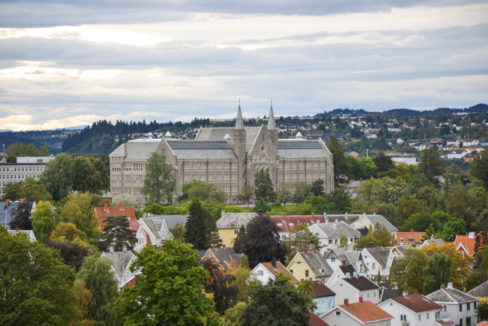 NTNU sine campuser ved Elgeseter, Gløshaugen og Leütenhaven ligger innenfor gang- og sykkelavstand, og det er gode bussforbindelser til øvrige høyskoler og studieinstitusjoner. Galleribilde