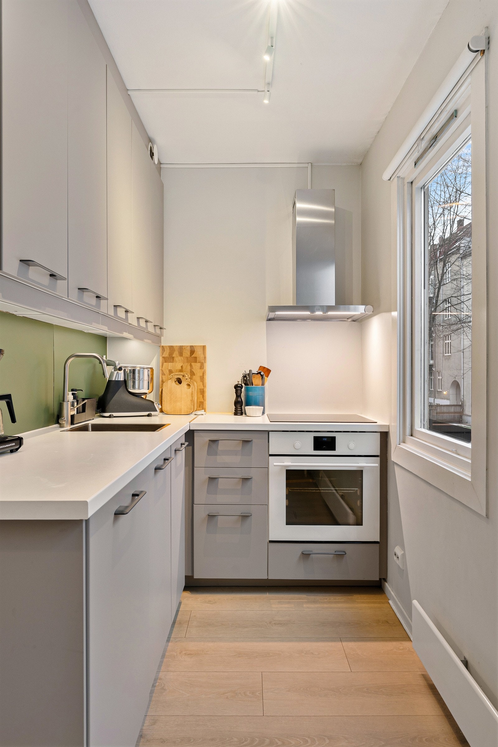 Her har man god oppbevaringsplass i over- og underskap, samt rikelig med ledige arbeidsflater. Galleribilde