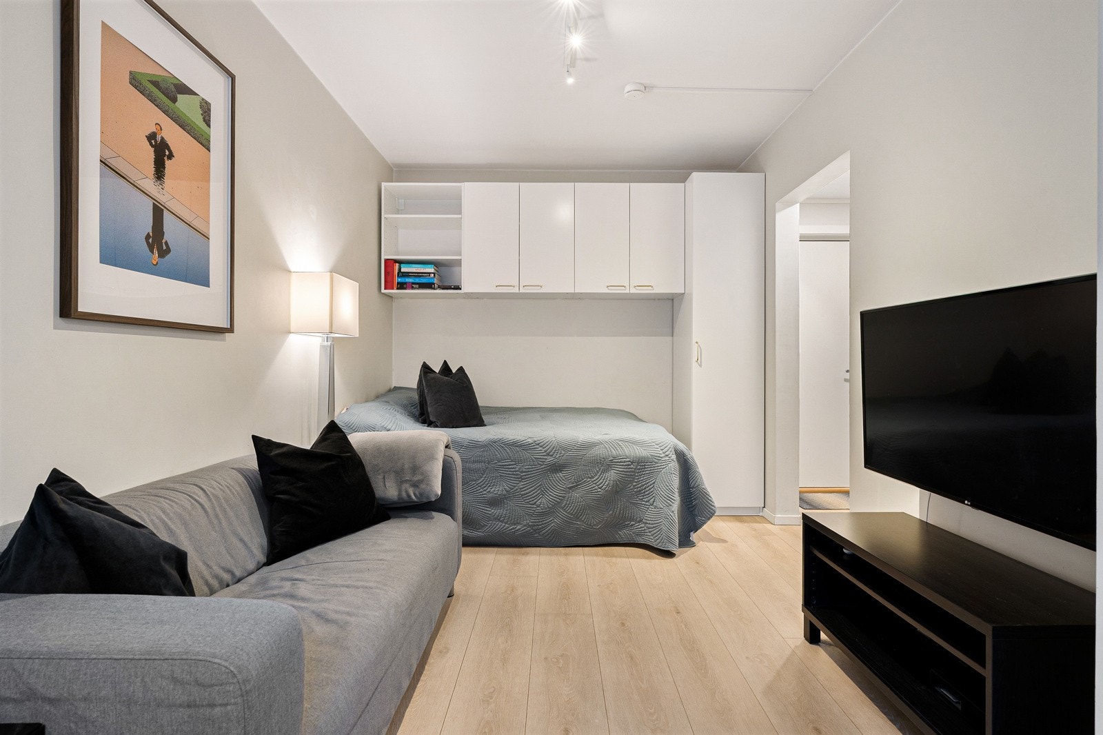 Rommet har en god planløsning hvor man får plass til å innrede med en sofagruppe, spisedel og seng. Galleribilde