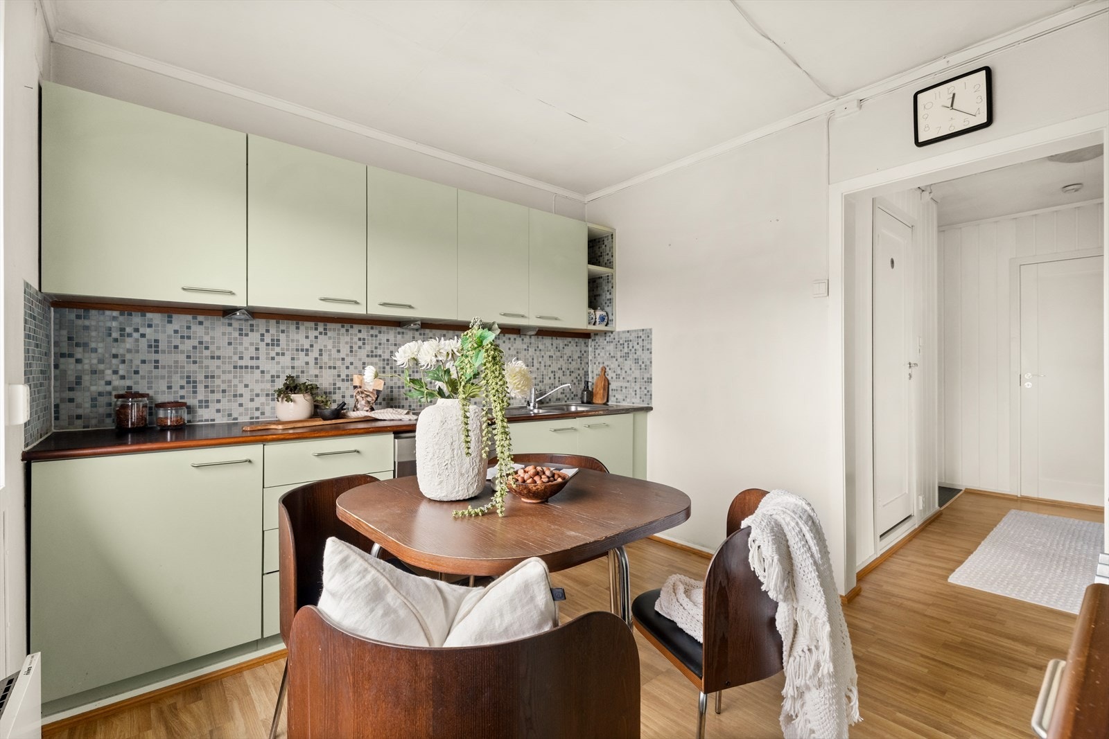 Kjøkkenet har rom for et lite spisebord. Galleribilde