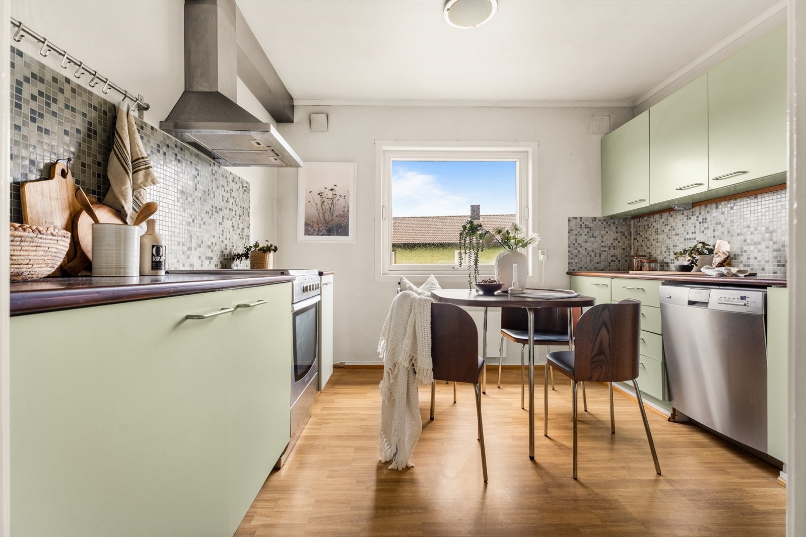 Fra gangen har du adkomst til et kjøkken med lyse fronter og heltre benkeplate fra (ca.) 2014. Galleribilde