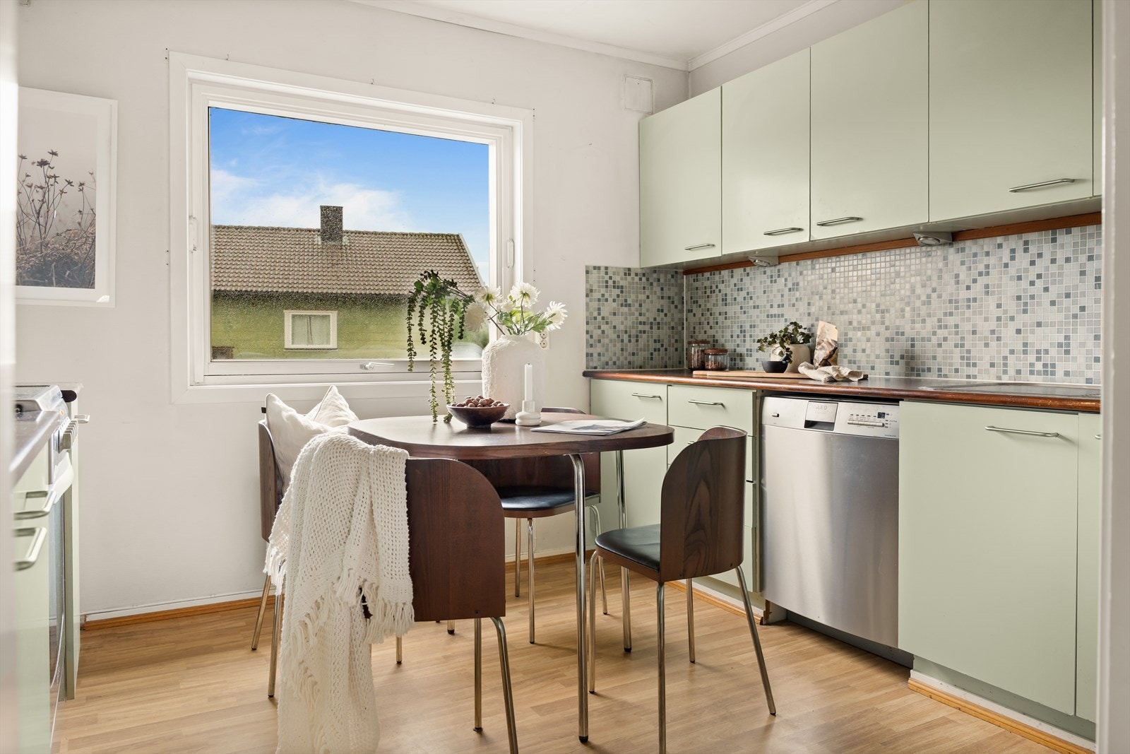 Store skap som gir rikelig lagringsplass, mens benkeplaten gir god plass til matlaging. Galleribilde