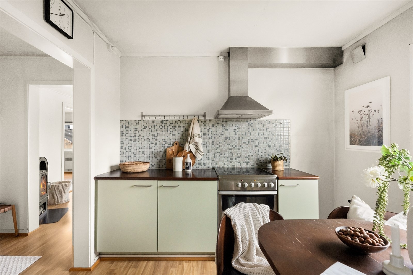 Funksjonelt kjøkken med komfyr, ventilator og plass til kjøleskap i hjørnet. Galleribilde