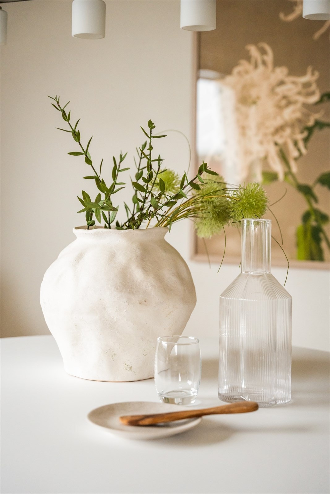 Styreleder opplyser om felleskostnader på kroner 2500 pr. mnd. som inkluderer forsikring, strøm fellesarealer, komm.avg. og festeavgift. Galleribilde