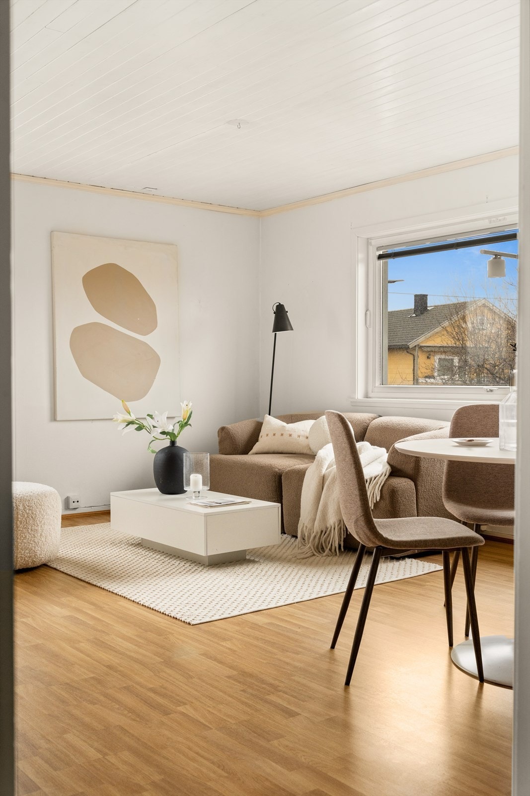 Leiligheten disponerer to boder i kjeller, samt felles vaskerom i kjeller og garasjeplass. Galleribilde