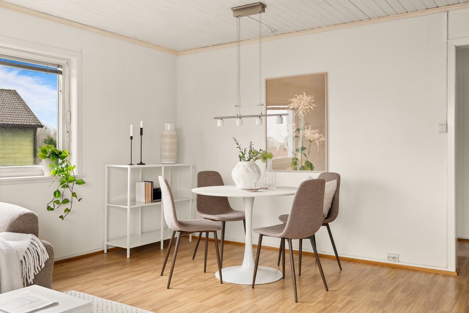 Stuen kan innredes med en koselig spisegruppe. Galleribilde