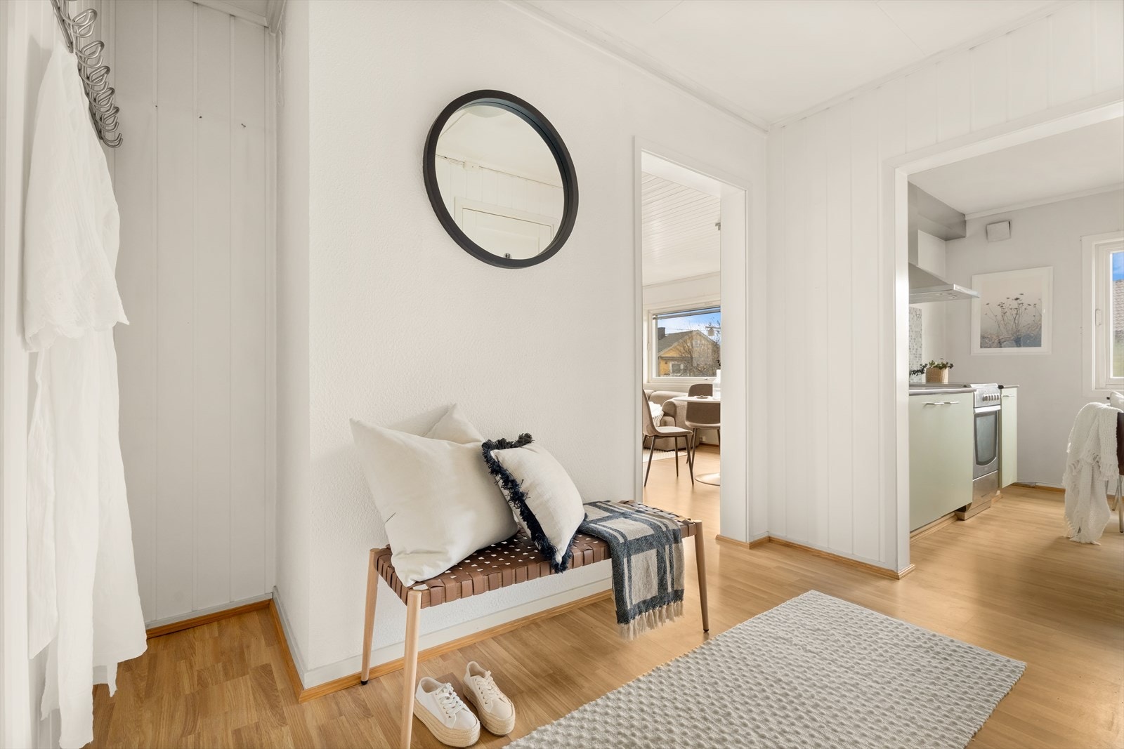 Gang med direkte adgang til både stue og kjøkken. Galleribilde