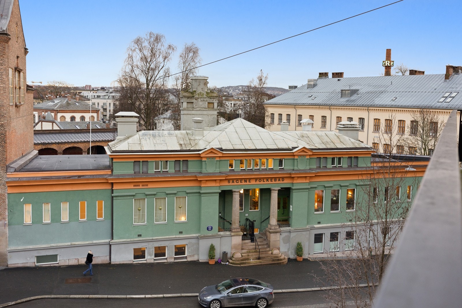 Fra balkongen har du utsikt mot Sagene Folkebad, som etter omfattende rehabilitering ble åpnet for almennheten igjen i 2025. Galleribilde