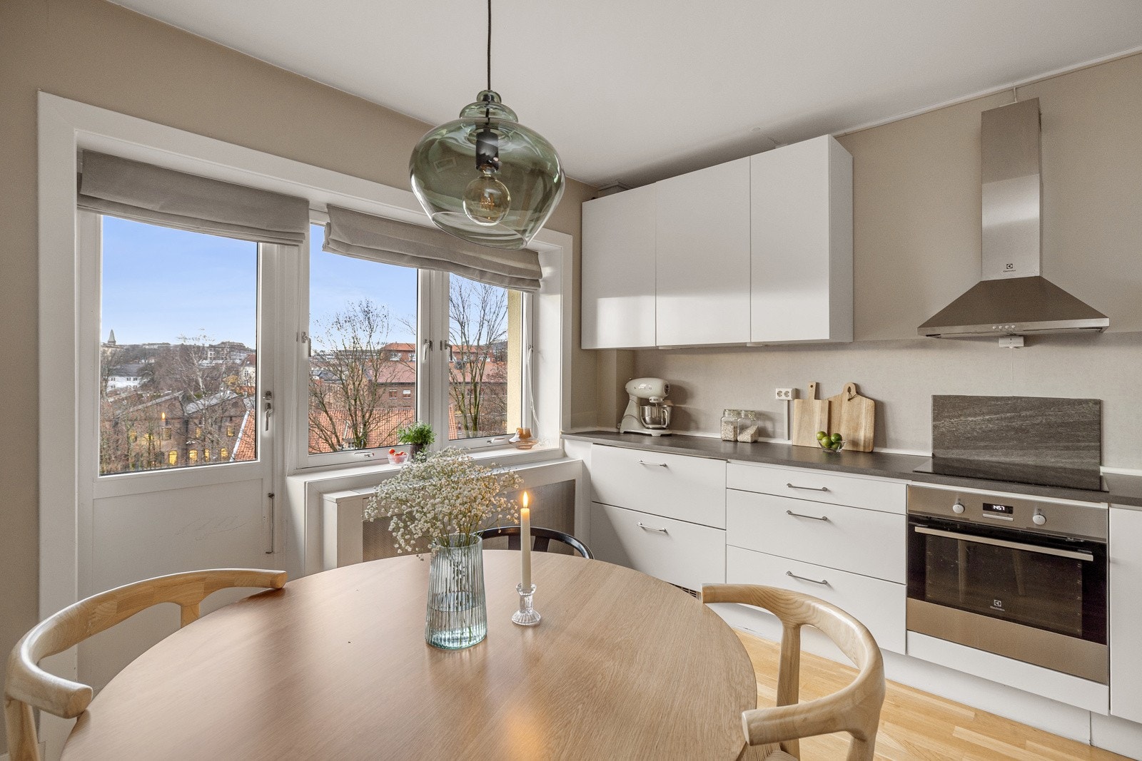 Kjøkken fra 2019 med glatte fronter og belysning under skap. Galleribilde