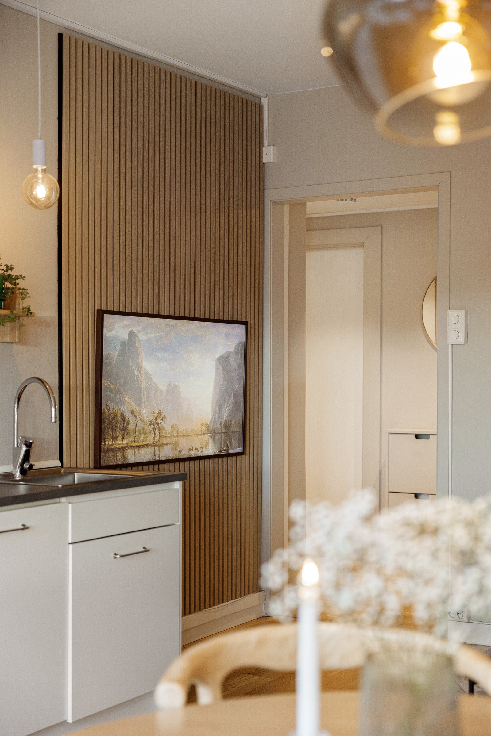 Den helt nye spileveggen gir leiligheten et moderne og stilfullt preg. Galleribilde