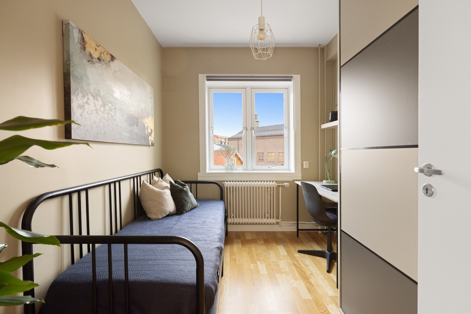 Soverrom 2 med plass til seng skrivepult og garderobeskap. Galleribilde