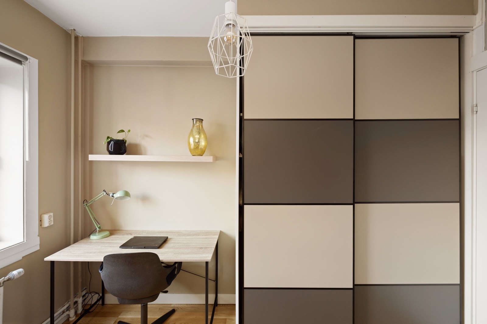 Garderobeskapet er bygget om med egen plass til vaskemaskin og fryser, og er utstyrt med automatisk lekkasjestopper. Galleribilde