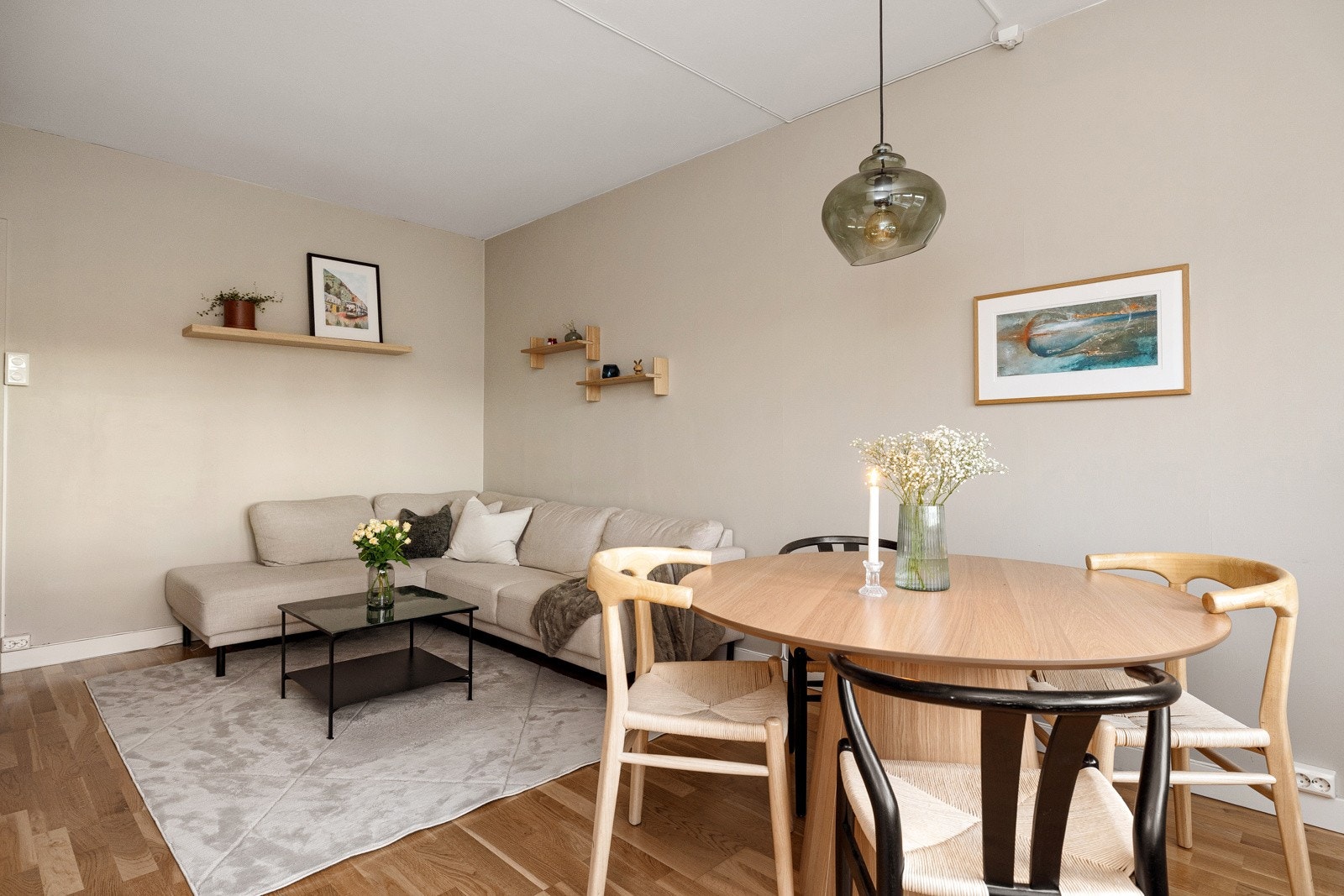 Lys og pen stue med parkett på gulv. Galleribilde