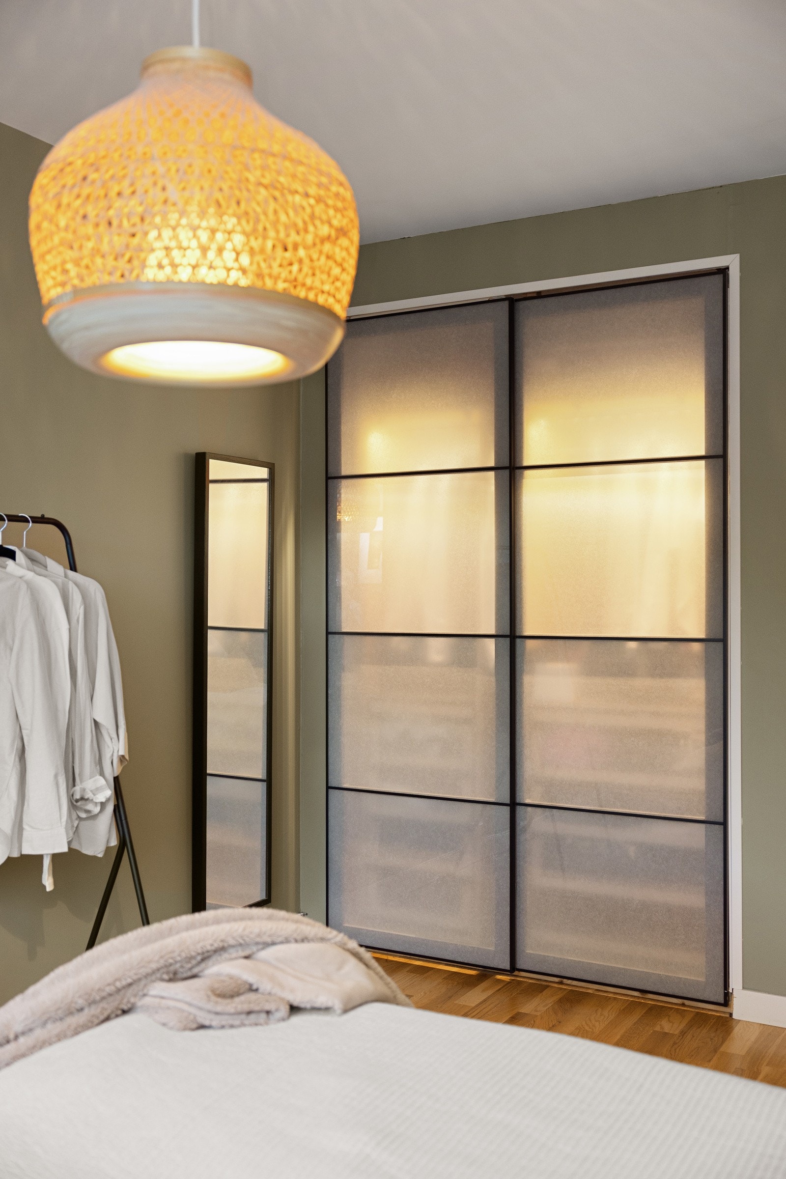 Integrert PAX-garderobeløsning med lys som skaper et eksklusivt uttrykk. Galleribilde