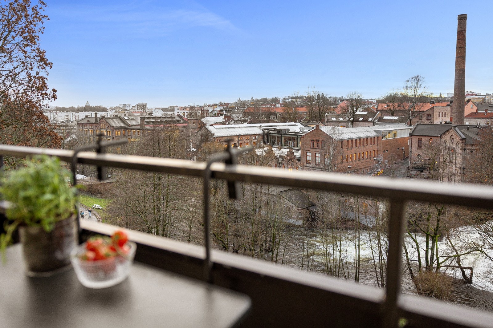 Den vestvendte balkongen byr på fantastisk utsikt over byen og akerselva. Galleribilde