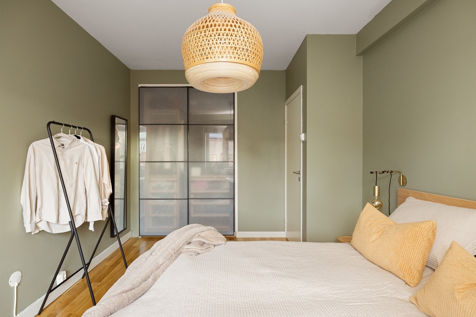 Hovedsoverrommet er malt i en elegant grønnfarge og har parkett på gulv. Galleribilde