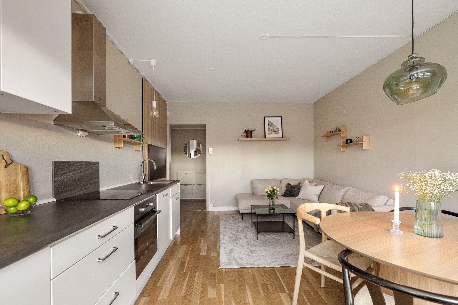 Leiligheten har en gjennomtenkt planløsning og gir gode møbleringsmuligheter med plass til både spisebord og sofagruppe. Galleribilde