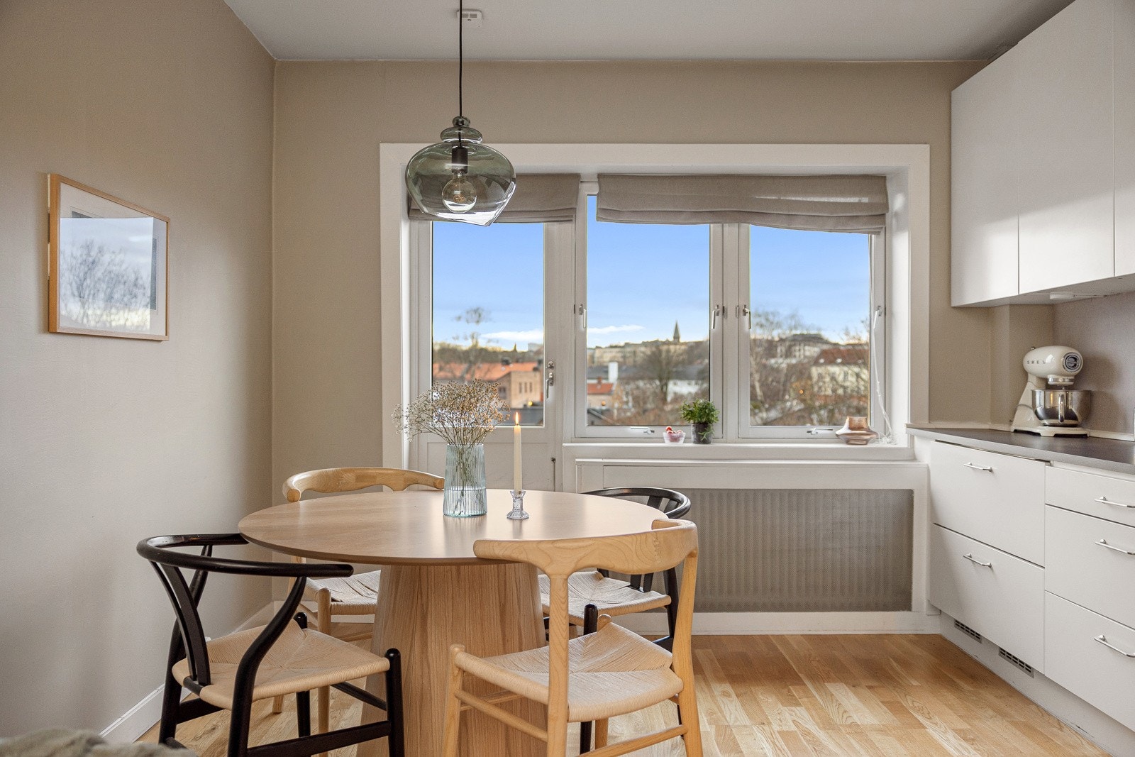 Den store vindusflaten slipper inn rikelig med naturlig lys Galleribilde