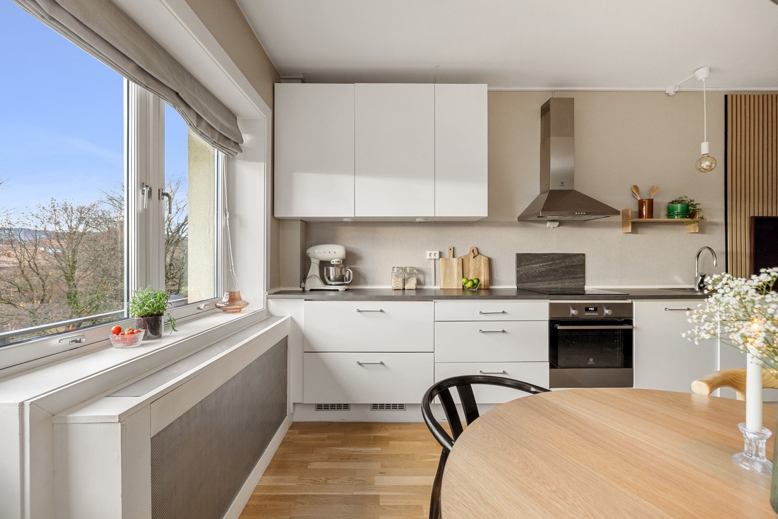 Kjøkkenet er utstyrt med kjøleskuffer. Galleribilde