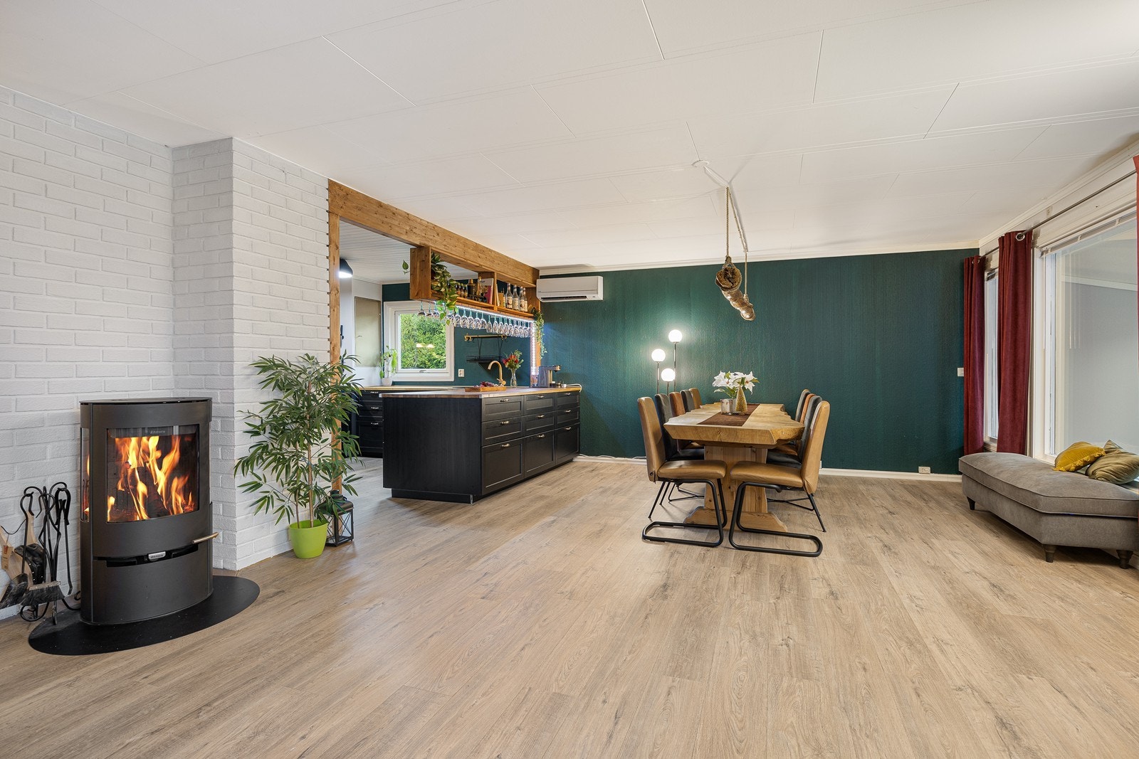 Boligen har en lys og romslig stue med delvis åpen planløsning til kjøkkenet. Galleribilde