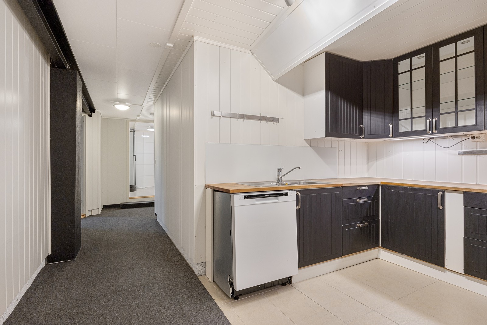 I kjøkkenet er det avsatt plass til frittstående hvitevarer. Galleribilde