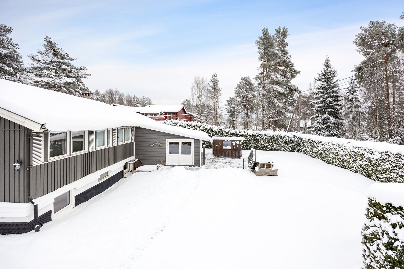 Eiendommen er på hele 1682 kvm, og har en fin intern beliggenhet. Uteplass utenfor stuen og vinterhagen med terrasseplatting. Galleribilde