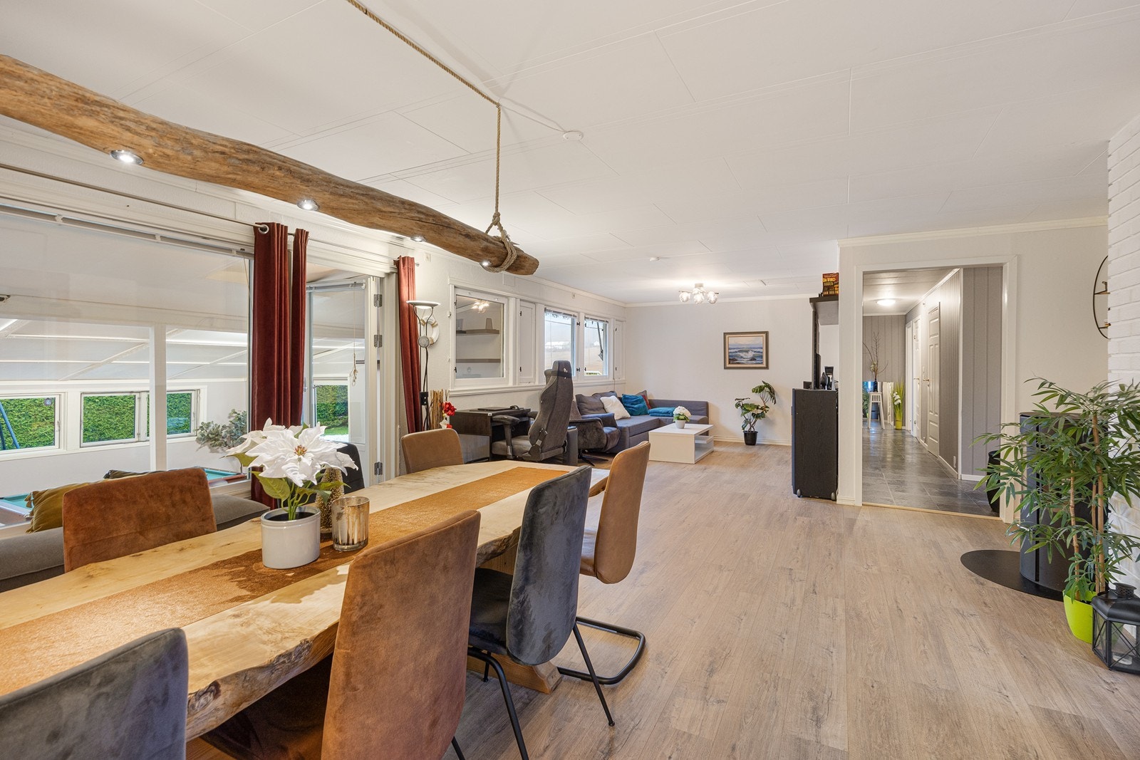 God plass til både spisebord og sofagruppe i stuen. Galleribilde