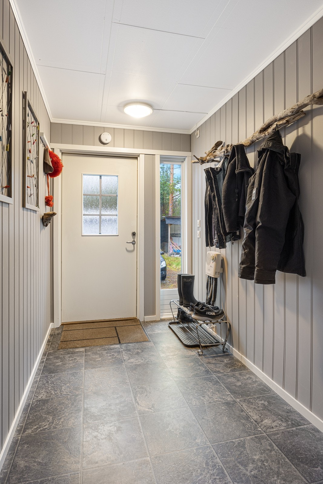 Gang/entre med plass til å henge fra seg yttertøyet og sette fra seg skoene. Galleribilde