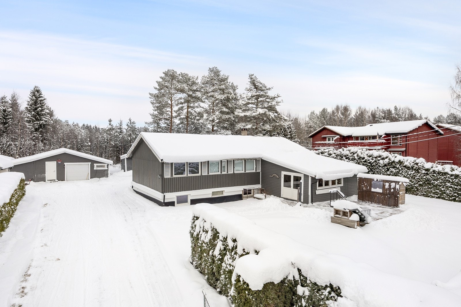 Planløsningen går over to etasjer, med en innredet leilighet i kjelleren. Kjelleretasjen er ikke omsøkt bruksendret eller godkjent for varig opphold. Galleribilde